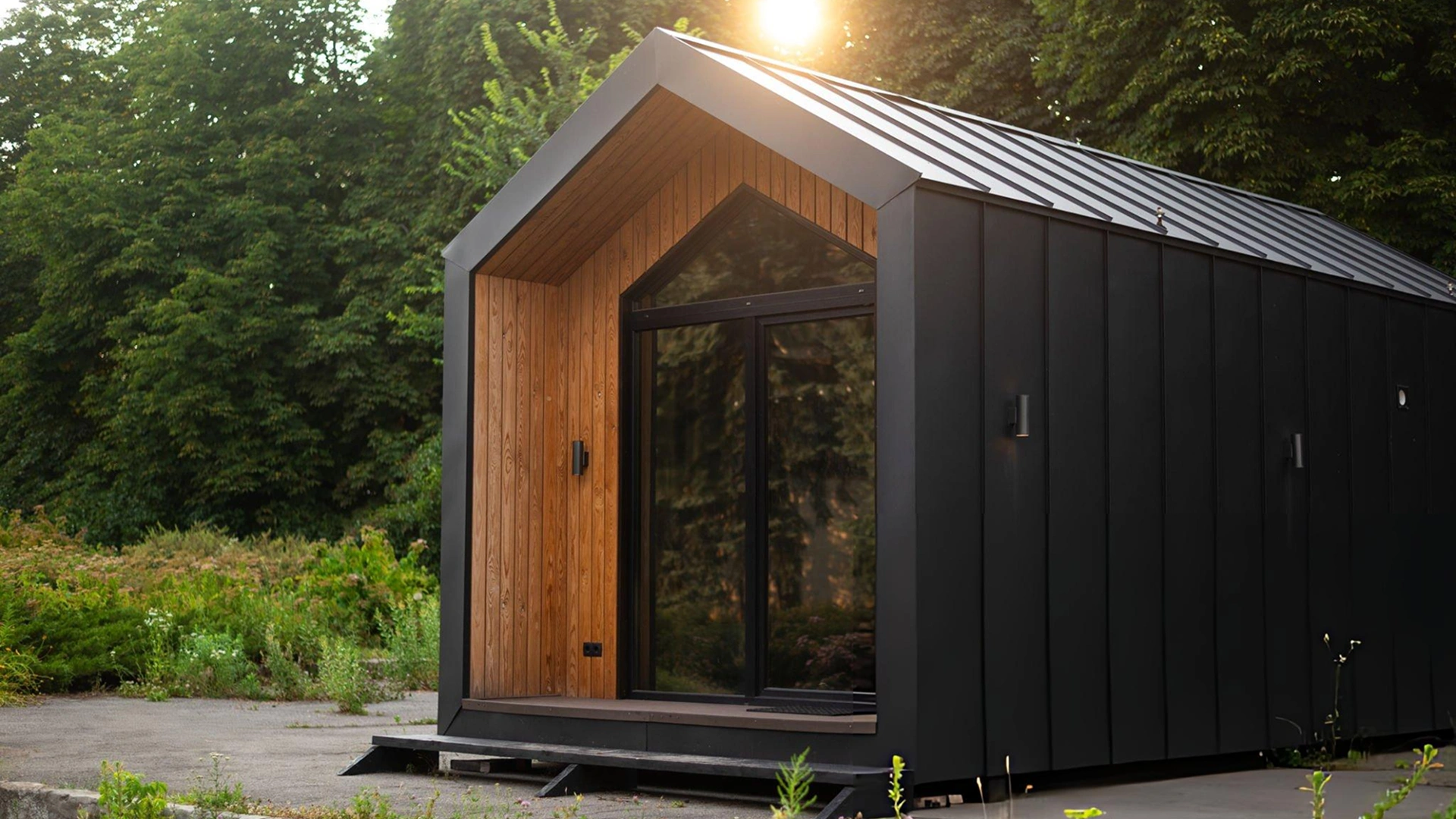 Butler house with wooden and black metal facade